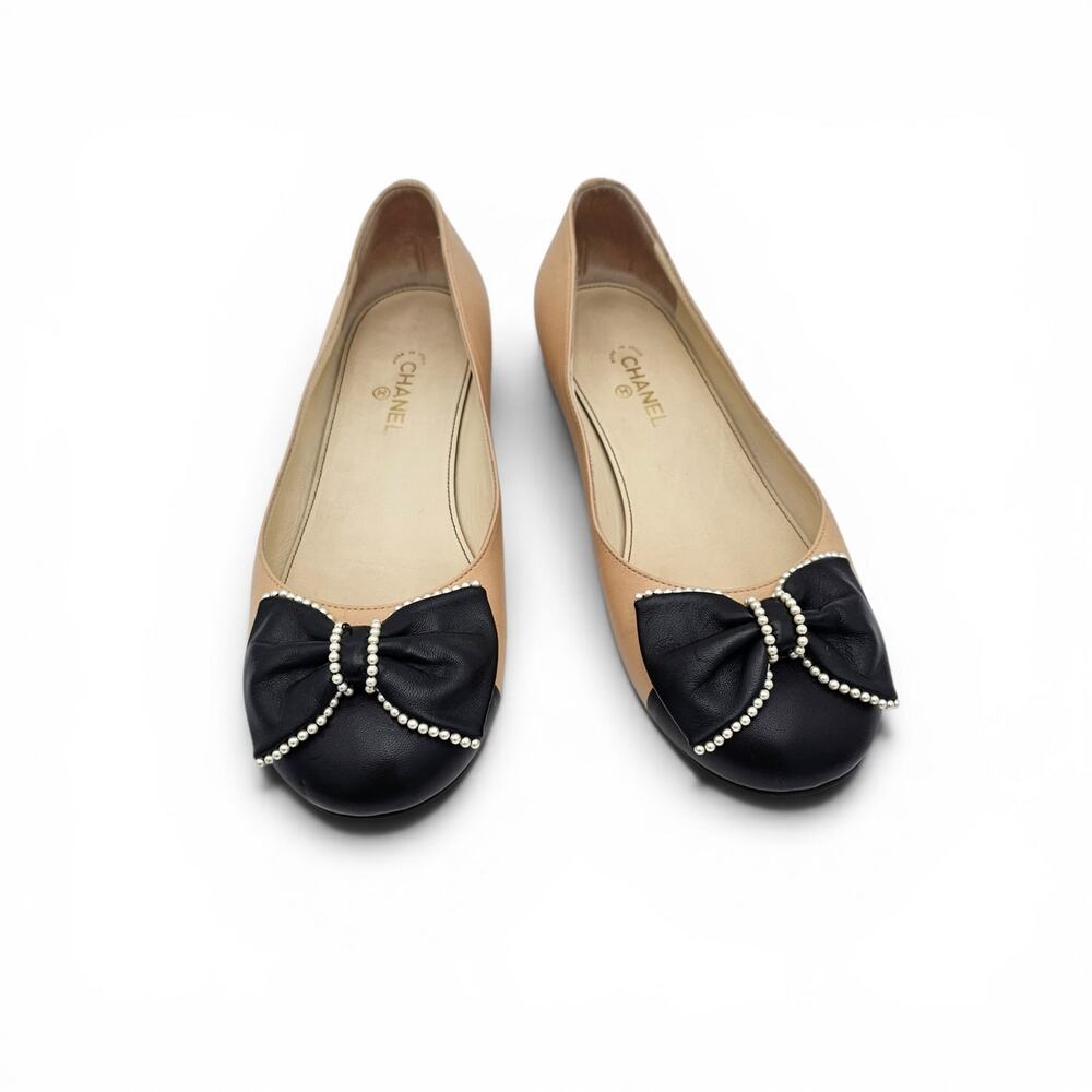 Chanel CC Beige Black Leather Ballet Flat Pearl Bow Cap Toe Size 37.5 US 6.5 7